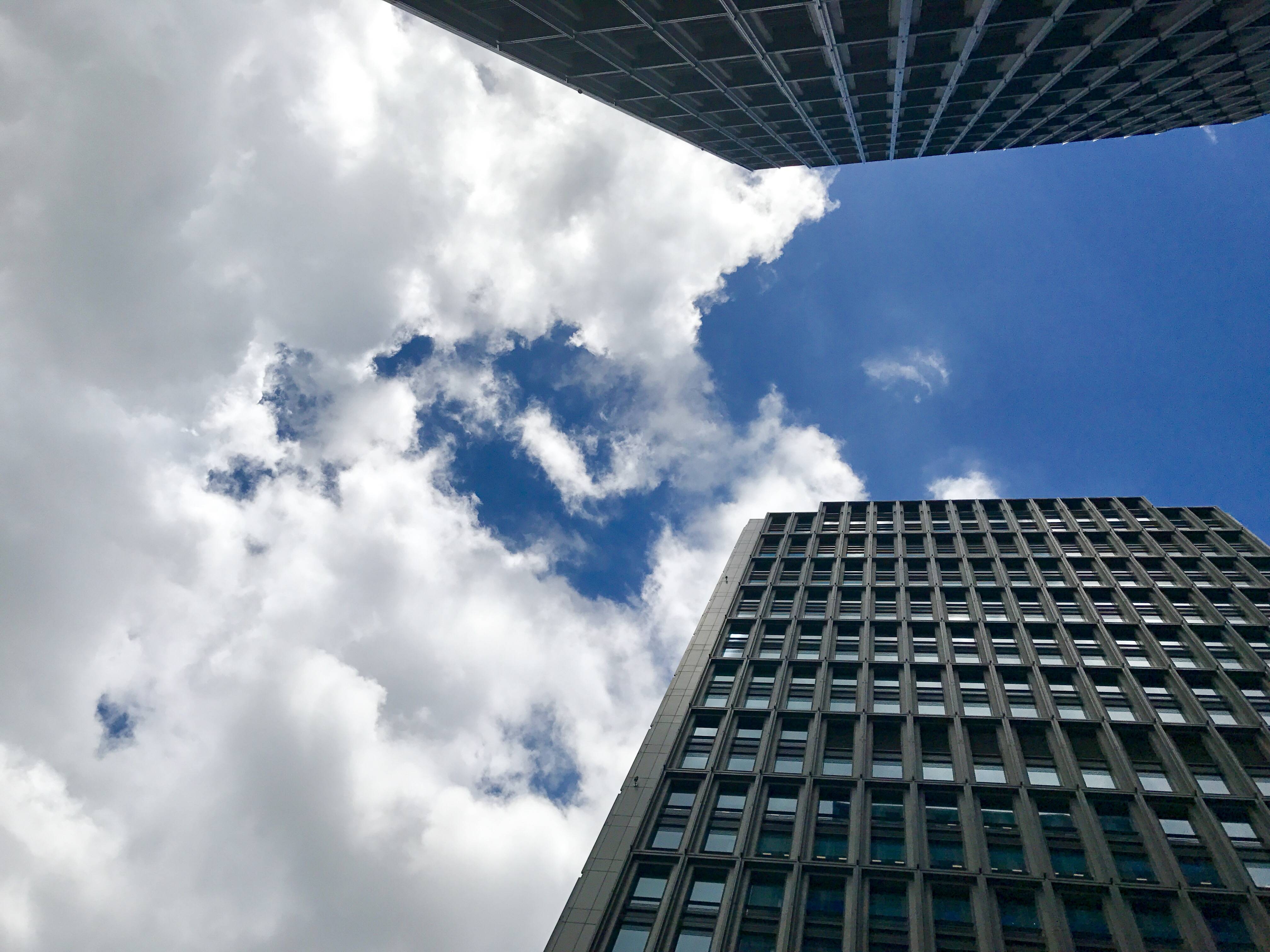 仰拍建筑天空ppt背景图