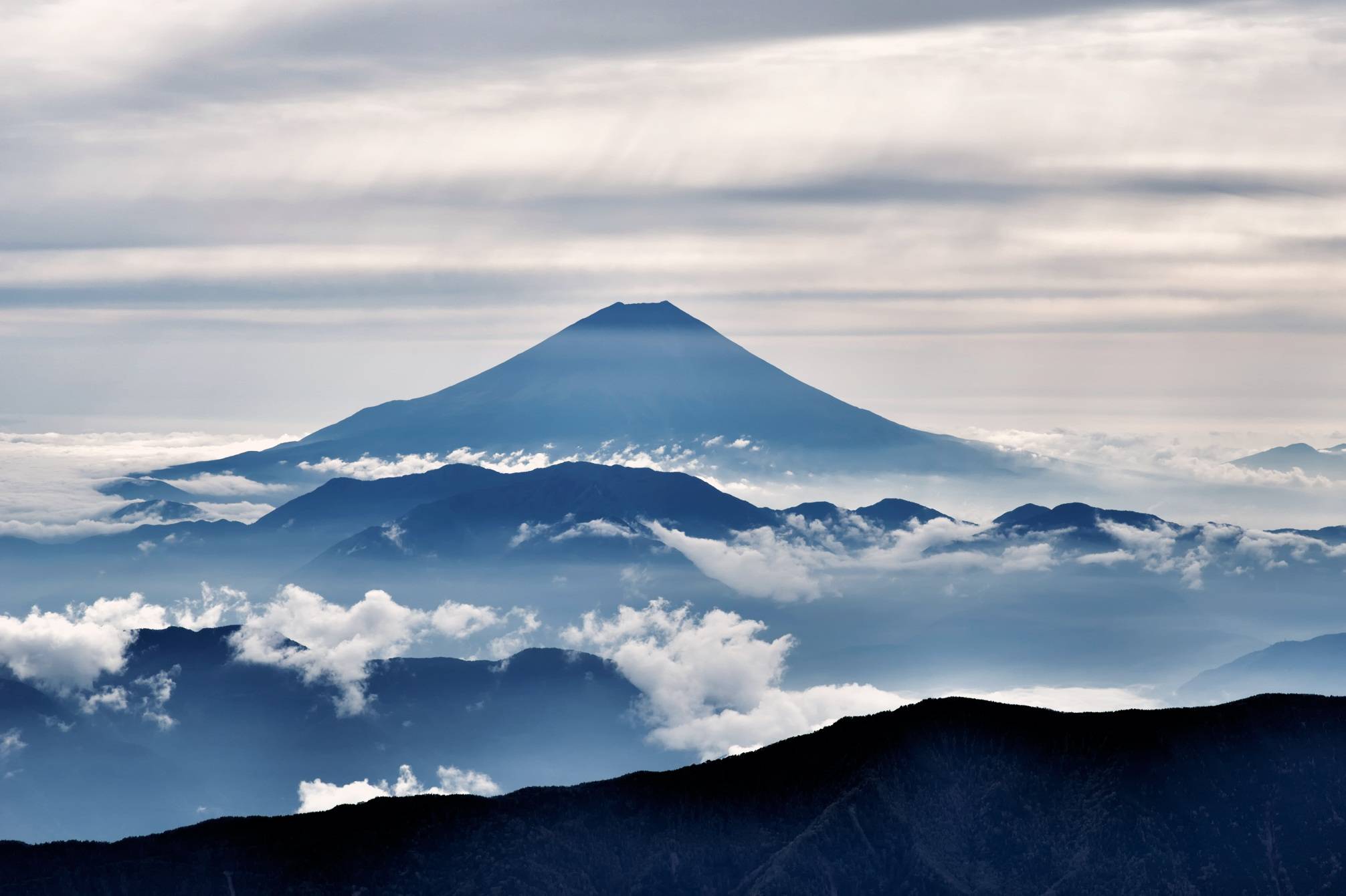 地形天空雾ppt背景图