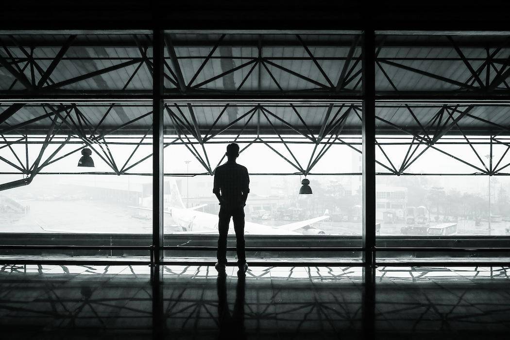 人机场航站楼黑白背景图