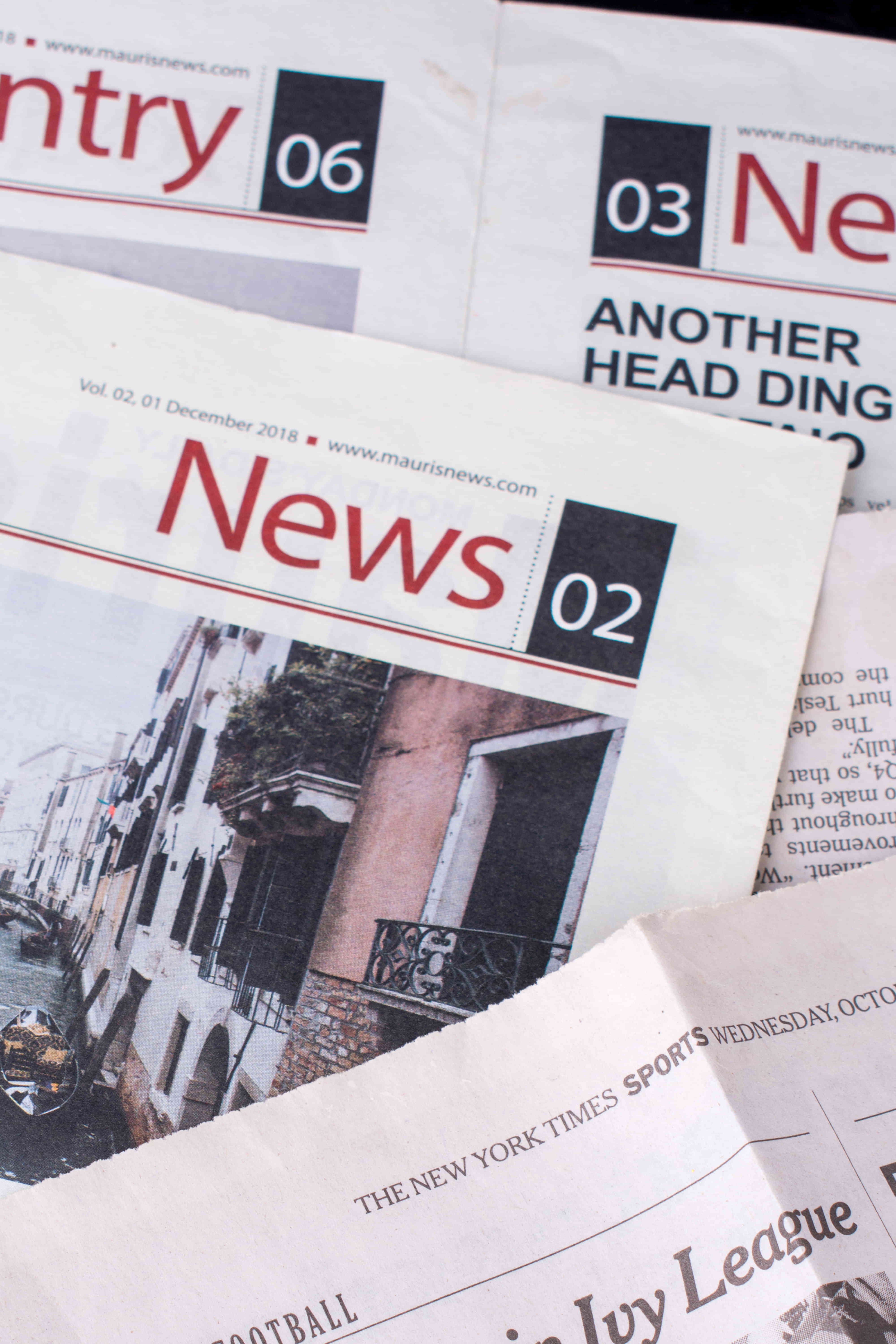 报纸日常用品钱币ppt背景图